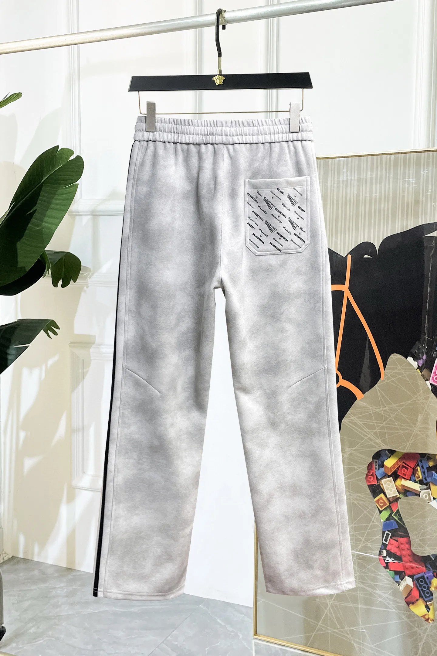 Balenciaga 🆕2026 Autumn and Winter New Arrival trousers and casual pants🎁 are on sale simultaneously on the official website. Brand Classic LOGO casual pants, customized fabrics, excellent comfort and strong touch. Highly recognisable, perfect appearance and craftsmanship. Size:M-3XL